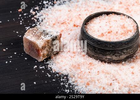 Vintage sale di argento cantina, materie naturali Halite rosa minerale e grani di Sale Himalayano su legno marrone scuro board Foto Stock