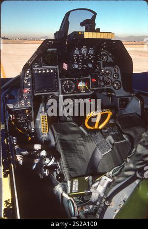 Il blocco 15 degli F-16 aveva pannelli strumenti "a misuratore di vapore" o occhi rotondi. Le uniche sorprese per un pilota di caccia dell'era della seconda guerra mondiale sono l'HUD (Head Up display) e un singolo DISPLAY RADAR monocromatico/display multifunzione. Sebbene l'HUD avesse un campo di vista molto ristretto, presentava tutte le informazioni necessarie per il volo strumentale e per l'impiego di armi. I rapidi miglioramenti apportati al software e al display rendono questo aspetto molto antico. Soprattutto rispetto ai nuovi allestimenti per la cabina di pilotaggio in vetro da caccia. Foto Stock