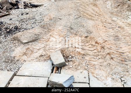 Riparazione dei binari del tram nella città di Mosca - smontato il tram strada con pavimentazione rimossa Foto Stock