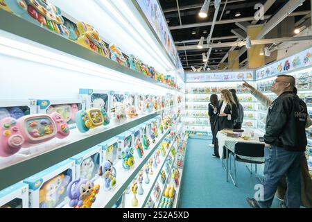 Hong Kong, Cina. 6 gennaio 2025. Un visitatore parla con un espositore durante la Hong Kong Toys & Games Fair all'Hong Kong Convention and Exhibition Centre il 6 gennaio 2025 a Hong Kong, Cina. La Hong Kong Toys & Games Fair si tiene in concomitanza con la Hong Kong Baby Products Fair e la Hong Kong International Stationery & School Supplies Fair. Crediti: Chen Yongnuo/China News Service/Alamy Live News Foto Stock