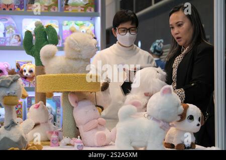 Hong Kong, Cina. 6 gennaio 2025. Un visitatore parla con un espositore durante la Hong Kong Toys & Games Fair all'Hong Kong Convention and Exhibition Centre il 6 gennaio 2025 a Hong Kong, Cina. La Hong Kong Toys & Games Fair si tiene in concomitanza con la Hong Kong Baby Products Fair e la Hong Kong International Stationery & School Supplies Fair. Crediti: Chen Yongnuo/China News Service/Alamy Live News Foto Stock