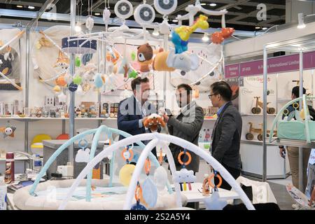 Hong Kong, Cina. 6 gennaio 2025. Un visitatore parla con un espositore durante la Hong Kong Toys & Games Fair all'Hong Kong Convention and Exhibition Centre il 6 gennaio 2025 a Hong Kong, Cina. La Hong Kong Toys & Games Fair si tiene in concomitanza con la Hong Kong Baby Products Fair e la Hong Kong International Stationery & School Supplies Fair. Crediti: Chen Yongnuo/China News Service/Alamy Live News Foto Stock