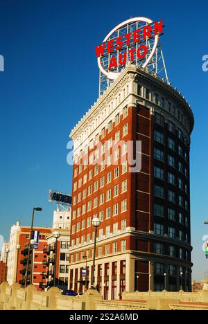 Kansas City, Missouri, USA 2 novembre 2008 il Western Auto Building è una struttura storica con una facciata curva nel centro di Kansas City, Missouri Foto Stock