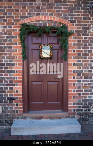 Williamsburg, Virginia USA - 18 dicembre 2017: Williamsburg coloniale è decorata per le festività natalizie con decorazioni naturali fatte a mano. Foto Stock