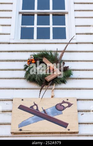 Williamsburg, Virginia USA - 18 dicembre 2017: Williamsburg coloniale è decorata per le festività natalizie con decorazioni naturali fatte a mano. Foto Stock