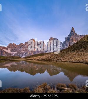 Serata crepuscolo autunno alpino Dolomiti scena di montagna, Trento, Italia. Vista lago o Laghetto Baita Segantini. Viaggio pittoresco, stagionale, natura Foto Stock