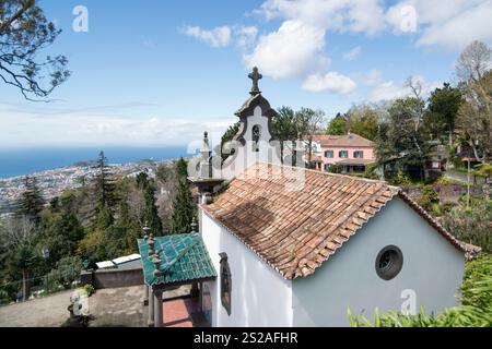 La cappella di Babosas a Monte nord del centro della città di Funchal sull'isola di Madeira del Portogallo. Portogallo, Madeira, aprile 2018 Foto Stock