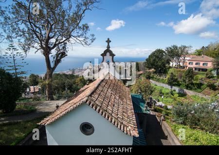 La cappella di Babosas a Monte nord del centro della città di Funchal sull'isola di Madeira del Portogallo. Portogallo, Madeira, aprile 2018 Foto Stock