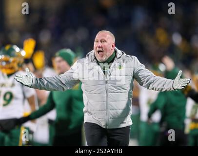 Frisco, Texas, Stati Uniti. 6 gennaio 2025. L'allenatore di football della North Dakota State University TIM POLASEK interroga una chiamata ufficiale dopo il quarto contatto dei Bisons durante la partita del campionato D 1 del 2025 al Toyota Stadium di Frisco lunedì. (Immagine di credito: © Brian McLean/ZUMA Press Wire) SOLO PER USO EDITORIALE! Non per USO commerciale! Foto Stock