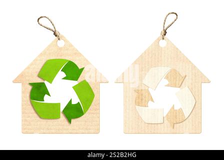 Set di etichette di cartone ecologiche a forma di casa con simbolo di riciclaggio freccia. Raccolta di etichette cartacee. Isolato su bianco. Sviluppo sostenibile degli strati Foto Stock