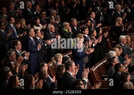 Washington, Stati Uniti. 6 gennaio 2025. I membri del Congresso si alzano e applaudono alla conclusione del conteggio dei 2024 voti elettorali che certificano l'elezione di Donald Trump come 47° presidente degli Stati Uniti lunedì 6 gennaio 2025. Foto di Mattie Neretin/CNP/ABACAPRESS. COM credito: Abaca Press/Alamy Live News Foto Stock