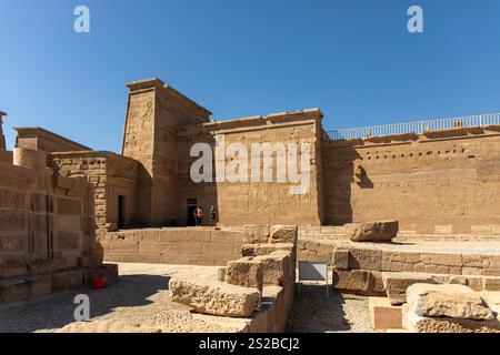 Assuan, Egitto; 18 gennaio 2024: Ammira le viste mozzafiato del tempio di file dall'isola Elefantina di Assuan, Egitto. Guarda il maestoso tempio di i Foto Stock