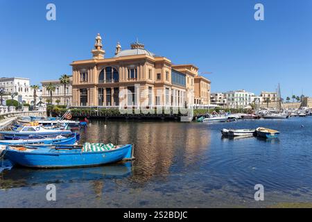 Bari, Italia, Puglia - 23 maggio 2024: Teatro Margherita (Teatro Margherita) situato sul lungomare Araldo di Crollalanza in un piccolo porto di barche Foto Stock