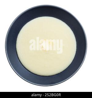 vista dall'alto della semola butterata dal grano duro in grigio ciotola isolata su sfondo bianco Foto Stock