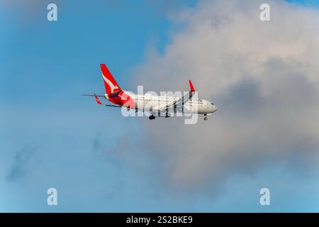 VH-VZM - Boeing 737-838 - Qantas Spirit of Australia Aircraft sopra Sydney, NSW, Australia. Presa in considerazione il 10 agosto 2024. Foto Stock