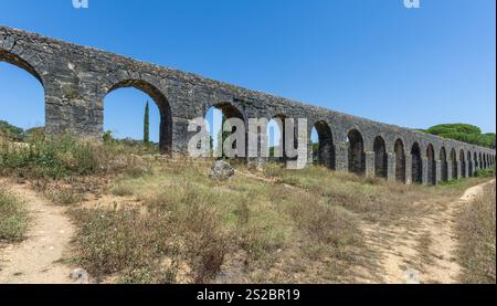 Parte inferiore dell'acquedotto del convento di Cristo Tomar Portogallo. Nome in portoghese "Aqueduto do Convento de Cristo" Foto Stock