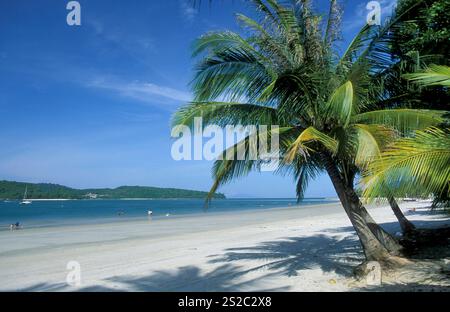 Una spiaggia con paesaggio Naer Ayer Hangat Village nel nord dell'isola di Langkawi in Malesia. Malaysia, Langkawi, gennaio 2003 Foto Stock