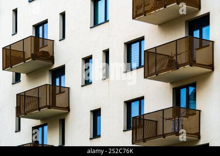 Moderno edificio residenziale con design minimalista, balconi in metallo e grandi finestre Foto Stock