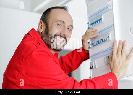 Maschio di commutazione a mano su pannello fusibili Foto Stock