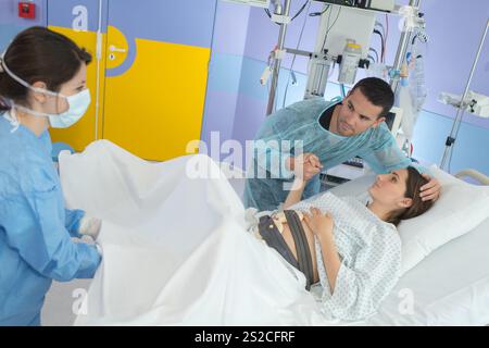 donna incinta durante il parto in sala operatoria Foto Stock