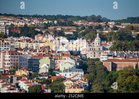 La città di Belem con l'Igreja da memoria vicino alla città di Lisbona in Portogallo. Portogallo, Lisbona, ottobre 2021 Foto Stock