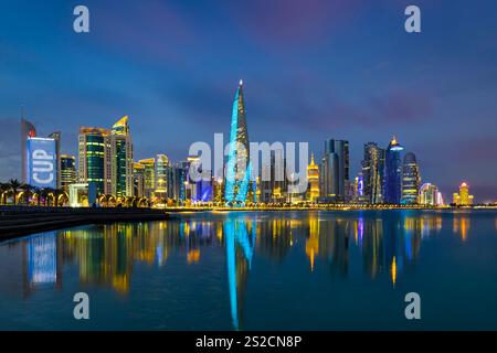 Lo skyline panoramico di Doha, Qatar durante l'alba Foto Stock