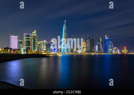 Lo skyline panoramico di Doha, Qatar durante l'alba Foto Stock