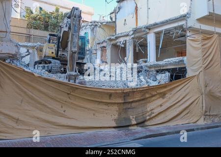 Vecchio e basso edificio in fase di demolizione a Dubai, che mostra i processi di riqualificazione urbana e rinnovamento del paesaggio immobiliare cittadino della città. Foto Stock