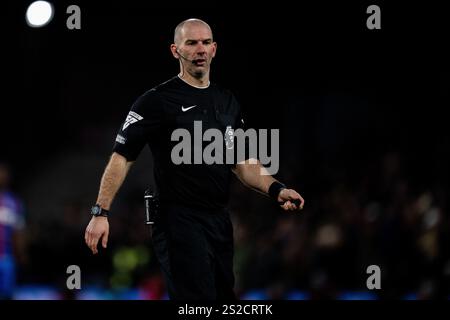 LONDRA, INGHILTERRA - 4 GENNAIO: Tim Robinson, arbitro durante la partita di Premier League tra Crystal Palace FC e Chelsea FC al Selhurst Park di Januar Foto Stock