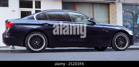 Bucarest, Romania – 6 gennaio 2025: Vista ravvicinata della BMW 320d blu parcheggiata sulla strada Foto Stock