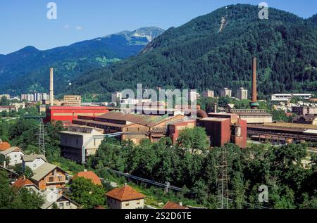 Slovenia, la città siderurgica di Jesenice, incastonata nella stretta valle della Sava Dolinka. Sul retro della catena montuosa di Baba. Foto Stock