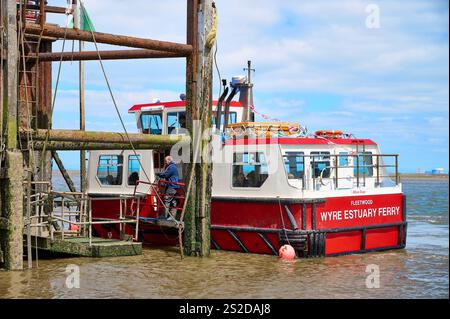 Preparatevi a scendere dal traghetto dell'estuario del Wyre a Fleetwood, Regno Unito Foto Stock