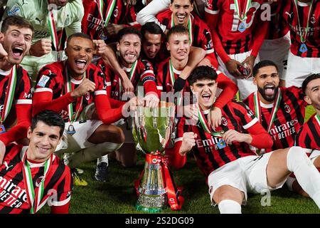 Riyadh, Arabia Saudita. 6 gennaio 2025. I giocatori dell'AC Milan festeggiano con il trofeo dopo aver vinto la finale di Supercoppa Italiana tra Inter Milan e AC Milan al Parco al-Awwal. Risultati finali Inter Milan 2 : 3 AC Milan. Credito: SOPA Images Limited/Alamy Live News Foto Stock