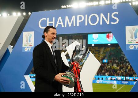 Riyadh, Arabia Saudita. 6 gennaio 2025. Zlatan Ibrahimovic, consulente senior svedese del Milan, detiene il trofeo dopo la fine della finale di Supercoppa Italiana tra Inter Milan e AC Milan al Parco al-Awwal. Risultati finali Inter Milan 2 : 3 AC Milan. Credito: SOPA Images Limited/Alamy Live News Foto Stock