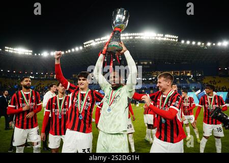 Riyadh, Arabia Saudita. 6 gennaio 2025. I giocatori dell'AC Milan festeggiano con il trofeo dopo aver vinto la finale di Supercoppa Italiana tra Inter Milan e AC Milan al Parco al-Awwal. Risultati finali Inter Milan 2 : 3 AC Milan. Credito: SOPA Images Limited/Alamy Live News Foto Stock