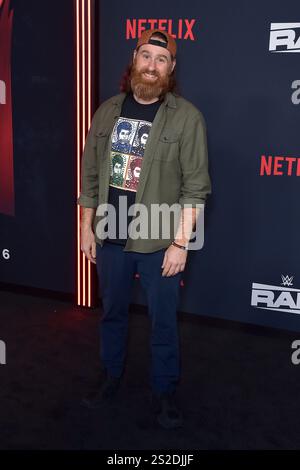 Sami Zayn bei der Premiere der Wrestling Show 'WWE Monday Night RAW' auf Netflix im Intuit Dome. Inglewood, 06.01.2025 anni Foto Stock