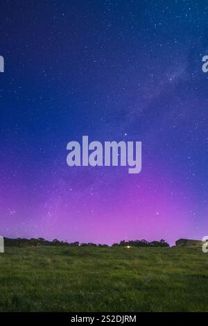 Le luci del Sud - Aurora Australis e il cielo notturno pieno di stelle a Blayney, Central West, NSW, Australia. Foto Stock