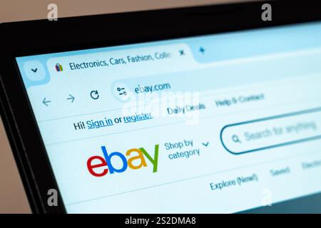 New York, USA - 7 gennaio 2025: Homepage del sito eBay con negozi online e servizi di aste Foto Stock