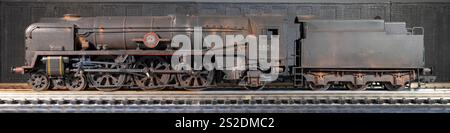 Modello dettagliato e resistente agli agenti atmosferici Hornby calibro 00 della BR Merchant Navy Locomotive 35011, originariamente progettata per la regione meridionale. Foto Stock