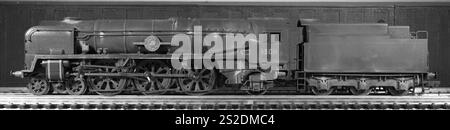 Modello dettagliato e resistente agli agenti atmosferici Hornby calibro 00 della BR Merchant Navy Locomotive 35011, originariamente progettata per la regione meridionale. Immagine monocromatica. Foto Stock