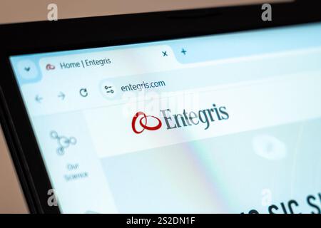 New York, USA - 7 gennaio 2025: Homepage del sito Web Entegris che mostra materiali avanzati e soluzioni di processo Foto Stock