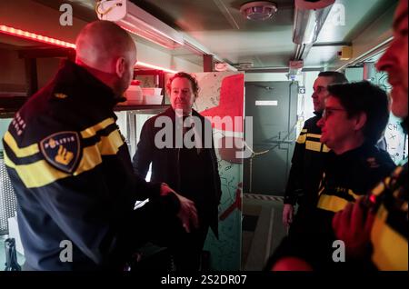 DEN HAAG - il ministro David van Weel (giustizia e sicurezza) e Hanneke Ekelmans (membro della leadership della polizia) parlano con gli ufficiali in una scorta, durante il lancio di una campagna contro il crimine. Il Ministero della giustizia e della sicurezza e la polizia stanno unendo le forze per coinvolgere gli olandesi nella lotta contro la criminalità organizzata. ANP BART MAAT netherlands Out - belgio Out Foto Stock