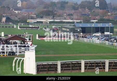 Vista generale di corridori e piloti che gareggiano all'ippodromo Plumpton nell'East Sussex Foto Stock