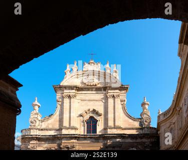 La facciata superiore della Basilica Cattedrale di Santa Maria della Madia a Monopoli, Italia Foto Stock