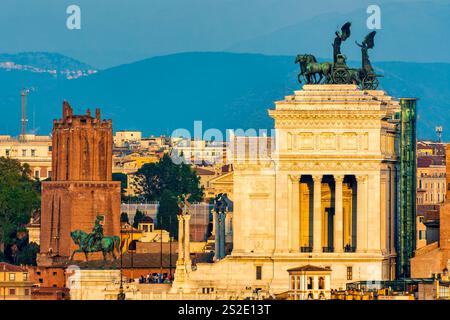 Una vista laterale del Vittoriano (altare della Patria) e della Torre delle milizie a Roma, Italia. Foto Stock