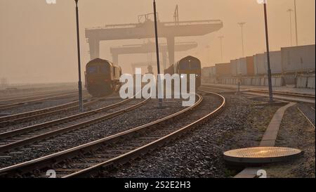 Treno merci che svolge compiti Foto Stock