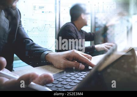 Il team di attività di brainstorming. Foto di giovani manager creativo personale che lavora con il nuovo progetto di avvio office.Keyboard Dock digitale compressa sul banco in marmo. sun f Foto Stock