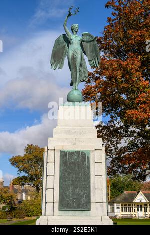 Scultura "Victory" in cima al Montrose War Memorial, Montrose, Angus, Scozia. Foto Stock