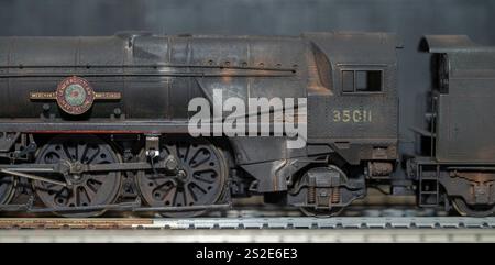 Modello dettagliato e resistente agli agenti atmosferici Hornby calibro 00 della BR Merchant Navy Locomotive 35011, originariamente progettata per la regione meridionale. Foto Stock