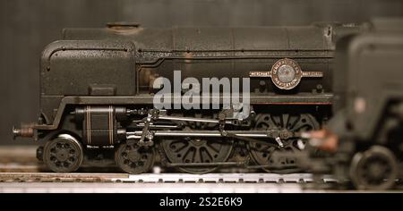 Modello dettagliato e resistente agli agenti atmosferici Hornby calibro 00 della BR Merchant Navy Locomotive 35011, originariamente progettata per la regione meridionale. Immagine seppia Foto Stock